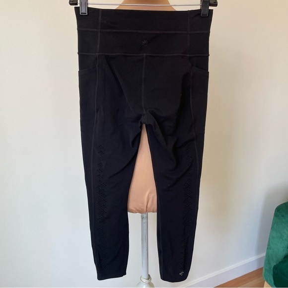Athleta Black Niyama 7/8 Length Laser Cut Side Pockets Leggings 353777 EUC S - Picture 5 of 12